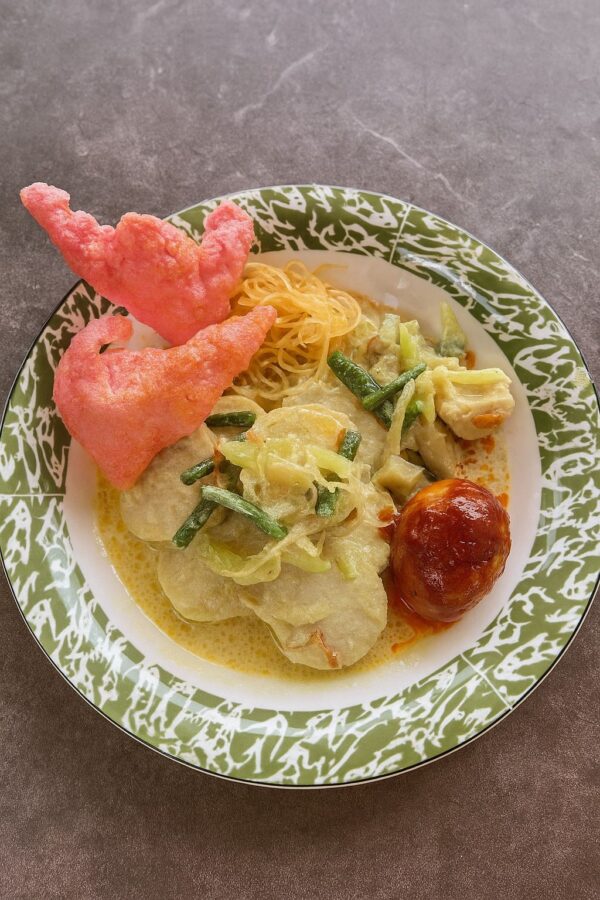 LONTONG MEDAN (Ayam Rp. 25.000, Telur Rp. 20.000)